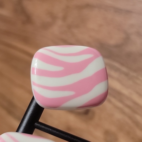 Avon Pink White Animal Stripe Lucite Post Vintage Earrings - Picture 3 of 4